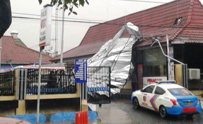 Bangunan rusak akibat angin dan puting beliung di Ngawi, kemarin. (Foto:KanalIndonesia)