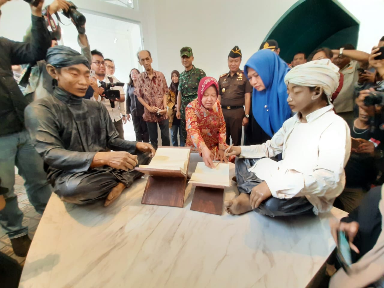 Wali Kota Surabaya Tri Rismaharini saat meresmikan museum Pendidikan Surabaya. (Foto: Alief/ngopibareng.id)
