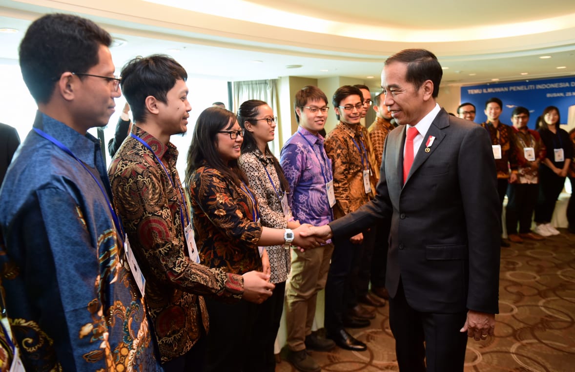 Presiden Joko Widodo bertemu penelitu muda Indonesia di Korsel. Diajak pulang kampung bangun negeri. (Foto: Setpres)