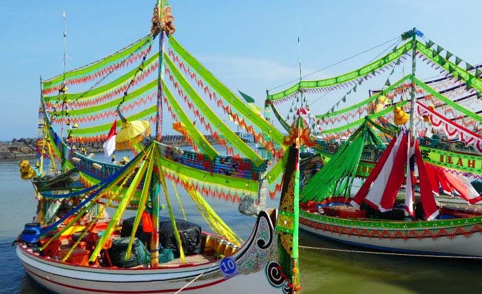 Dua kapal hias di di Pelabuhan Pasongsongan, Kabupaten Sumenep akan mengikuti upacara adat Rokat Tase, hari Minggu kemarin. (Foto:Antara)