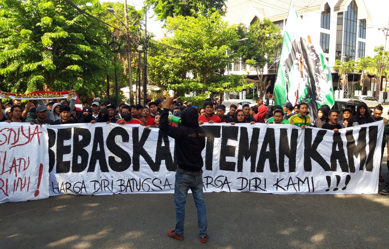 Aksi suporter Jawa Timur (Jatim) di depan Kantor PSSI Jatim. (Foto: Haris/ngopibareng.id)
