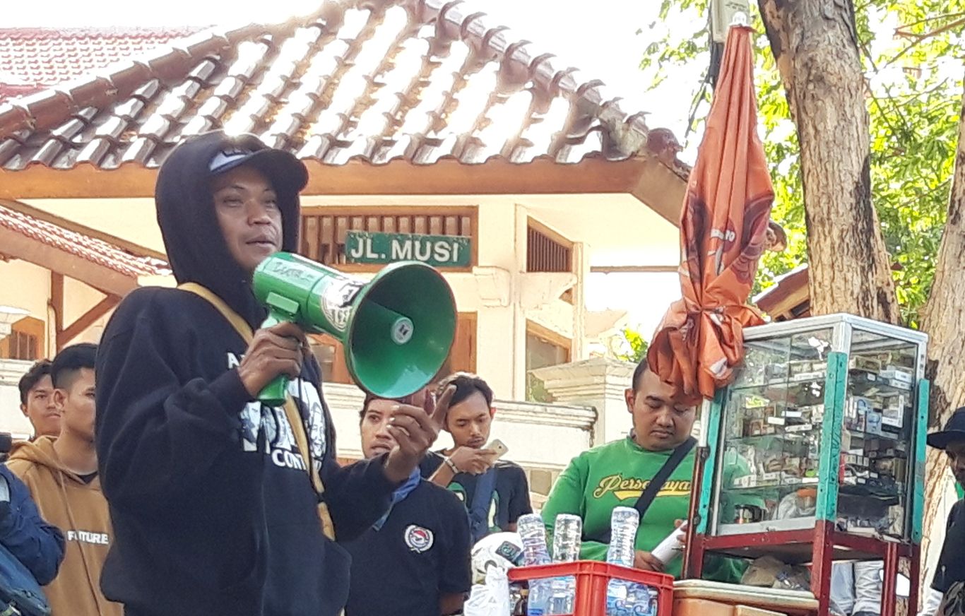 Koordinator Bonek Mania, Andie Peci menuntut pemerintah bebaskan suporter asal Bali, Andreas Setiawan yang ditangkap polisi Malaysia. (Foto: Haris/ngopibareng.id)