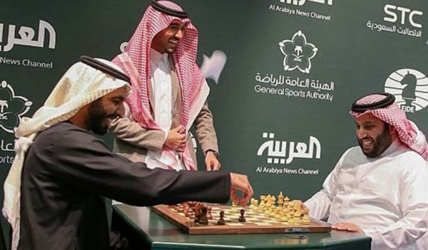 Bermain catur menjadi hobi banyak orang, tak membedakan etnis dan agama. (Foto: Istimewa)