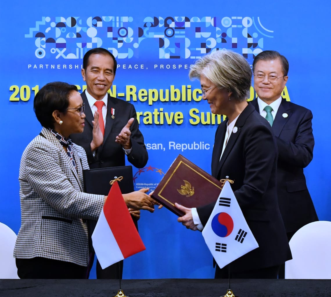 Presiden Joko Widodo dan Presiden Korea Selatan (Korsel) Moon Jae-in menyaksikan penandatangan nota kesapahaman antara Indonesia-Korsel. ( Foto: Setpres)