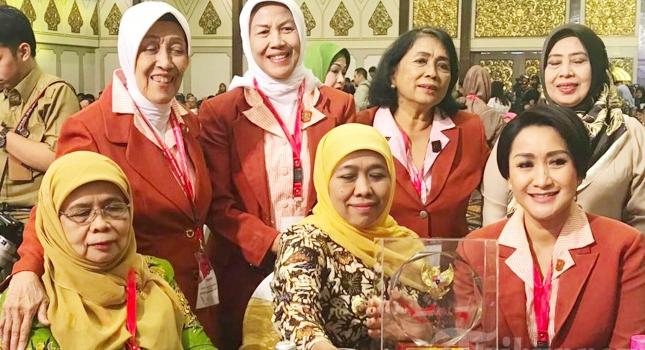Ketua Umum PP Muslimat NU, Khofifah Indar Parawansa saat mengerima Anugerah Ormas Long Life Achievement, di Jakarta. (Foto: Istimewa)