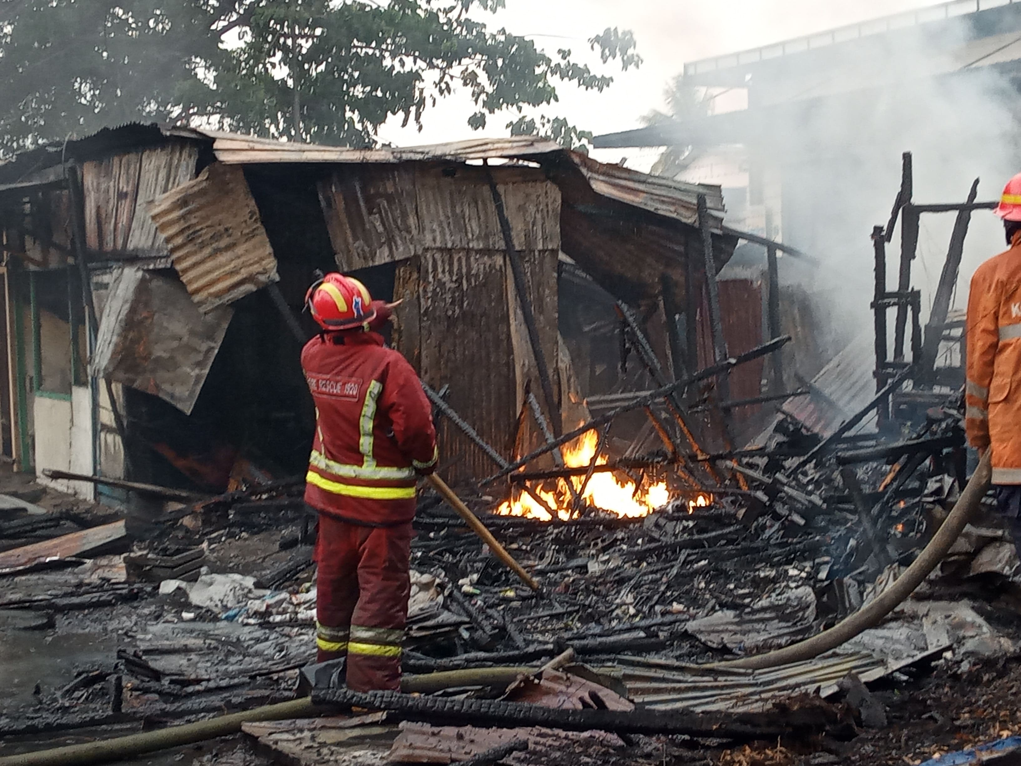 Proses pemadaman kebakaran oleh sejumlah petugas Damkar Kota Malang (Theo/ngopibareng.id)