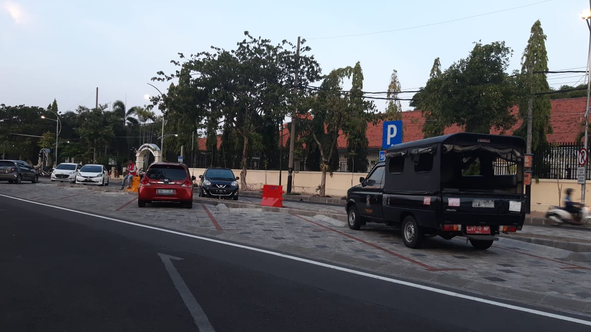 Parkir median jalan di Jalan Wijayakusuma Surabaya. (foto: Alief/ngopibareng.id)