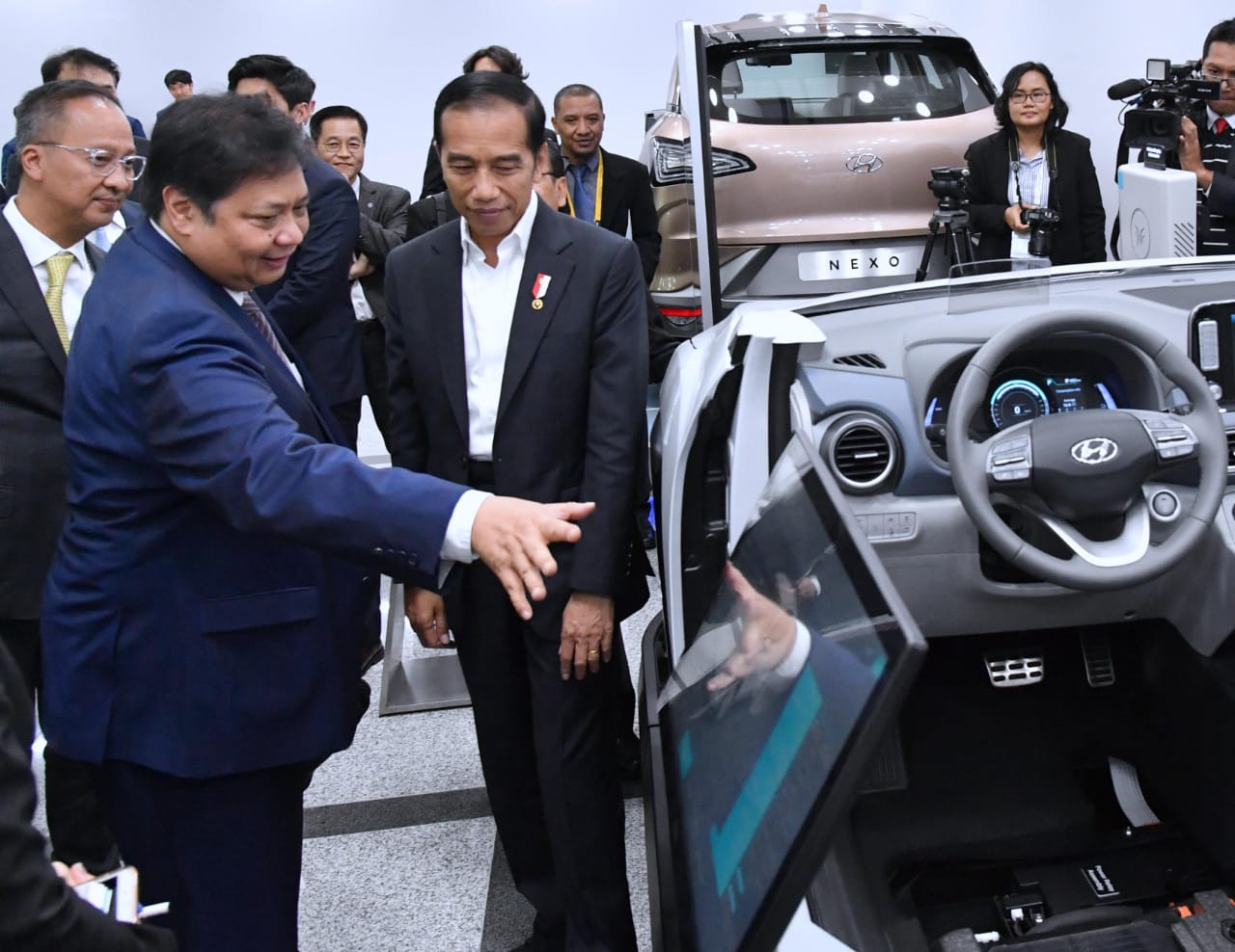 Presiden Joko Widodo  saat meninjau pabrik Hyundai Motor Company (HMC) di Kota Ulsan, Korea Selatan, Selasa, 26 November 2019. (Foto: Setpres)