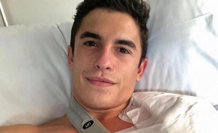 Marc Marquez di rumah sakit Barcelona untuk menjalani operasi bahunya, hari ini. (Foto:GP)