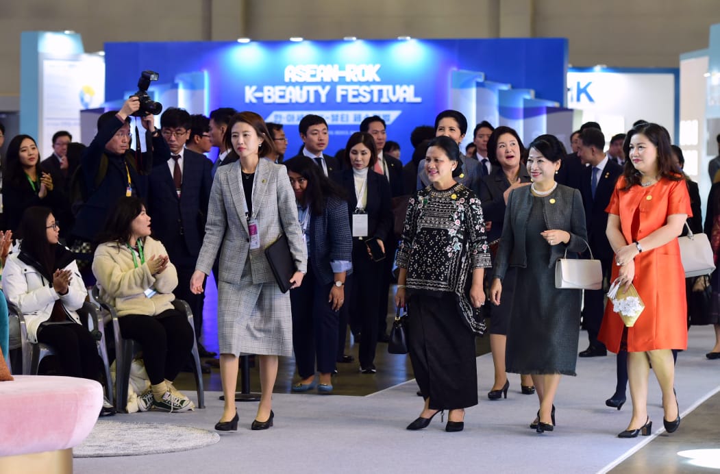 Ibu Negara Iriana Joko Widodo saat mengunjungi ASEAN-Republic of Korea (RoK) K-Beauty Festival yang digelar di Busan Exhibition and Convention Center (BEXCO), Selasa, 26 November 2019. (Foto: Setpres)