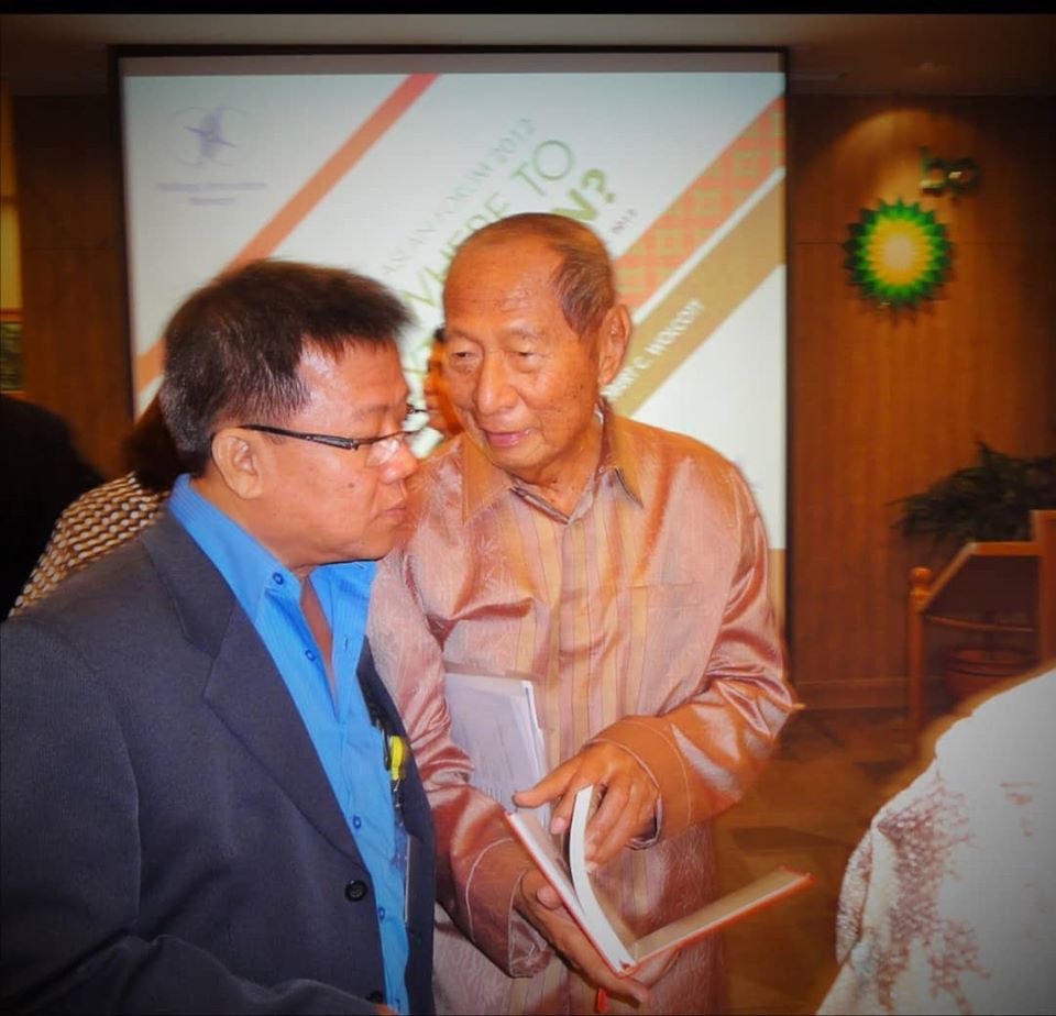 Freddy H. Istanto, Direktur di Surabaya Heritage Society, bersama Ir Ciputra. (Foto: aku fb Freddy)