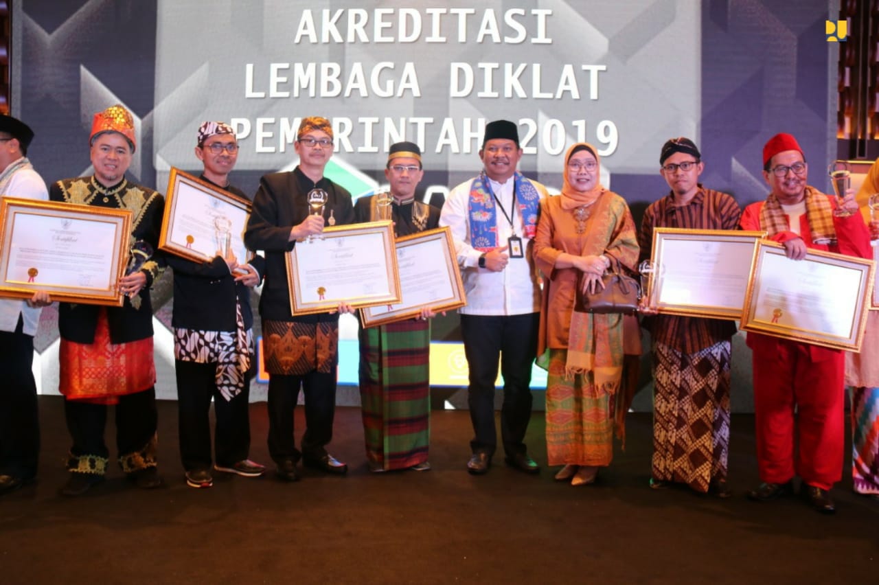 Perwakilan enam lembaga Pendidikan dan Pelatihan Kementerian PUPR mendapat sertifikasi dari Lembaga Akreditasi Negara (LAN). (Foto: Kementerian PUPR)