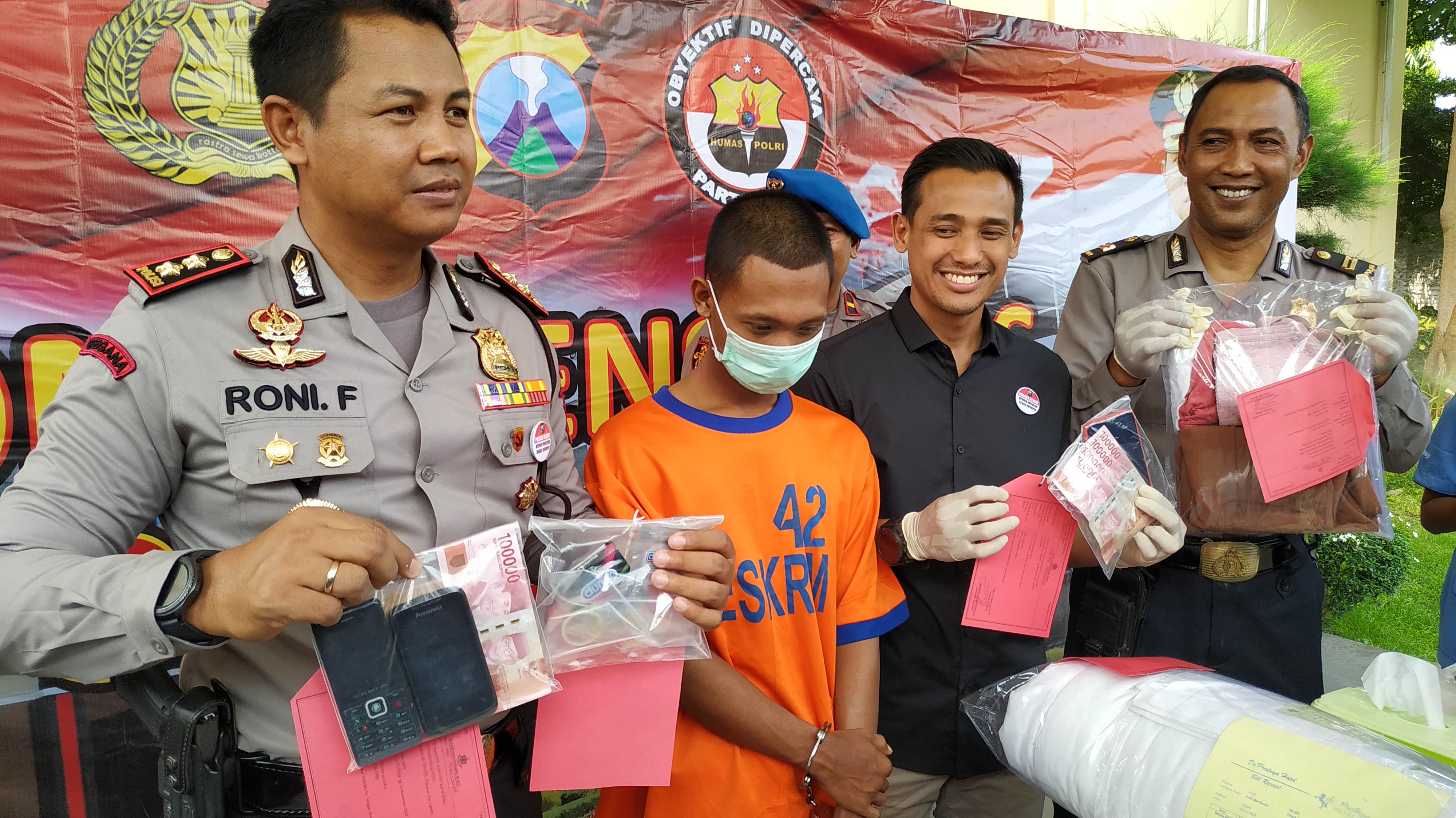 Tersangka yang berperan protitusi online diamankan polisi beserta barang buktinya. (Foto: Fendi/Ngopibareng.id)