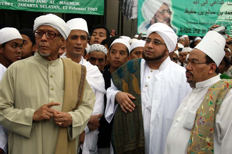 Habib Ali Assegaf bersama Habib Mundzir Al-Musawa (almarhum) dan Habib Abdurrahman al-Babsyi dalam forum Dzikir bersama dan Shalawat Nabi. (Foto: Istimewa)