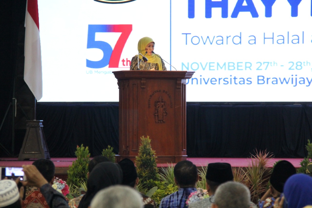 Gubernur Jawa Timur, Khofifah Indar Parawansa saat memberikan sambutan dalam acara International Halal & Thayyib Conference 2019, di Gedung Samantha Krida Universitas Brawijaya (UB). (Foto: Istimewa)