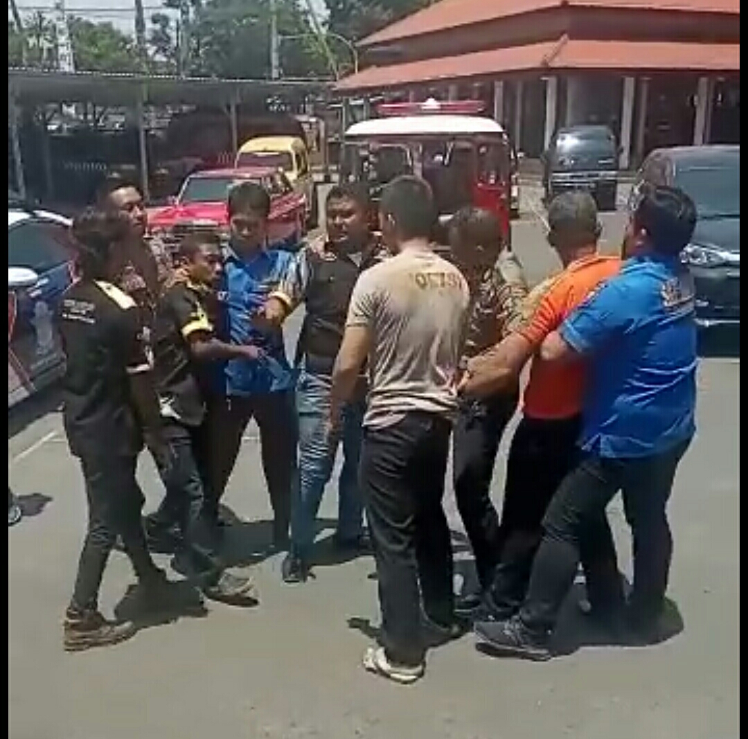 Screenshot video kericuhan antara anggota LSM GMBI dengan anggota Polres Banyuwangi.
