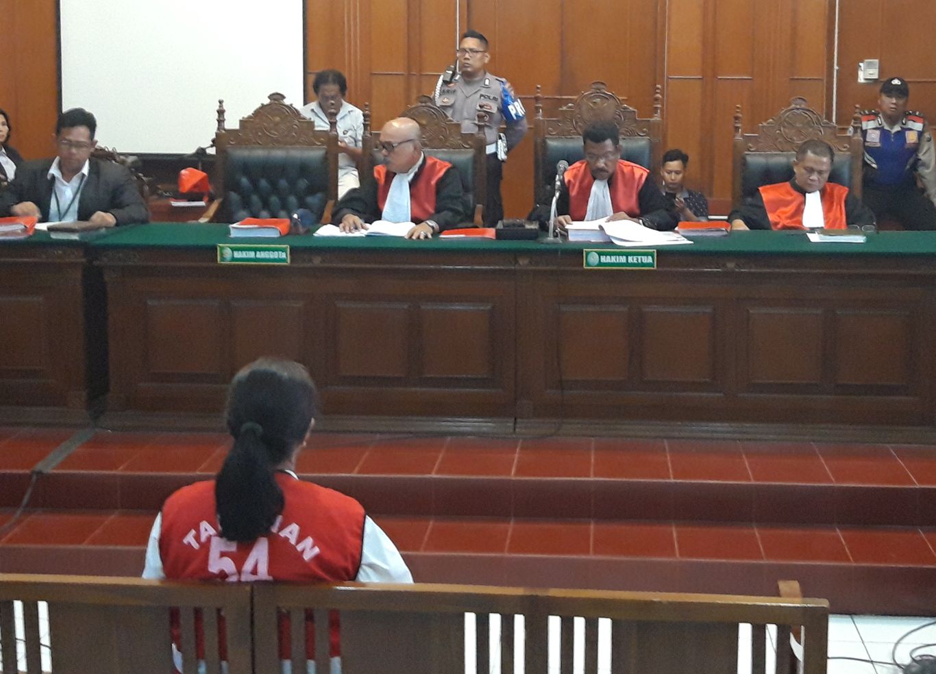Tri Susanti atau Mak Susi menjalani sidang perdana di Pengadilan Negeri Surabaya. (Foto: Haris/ngopibareng.id)