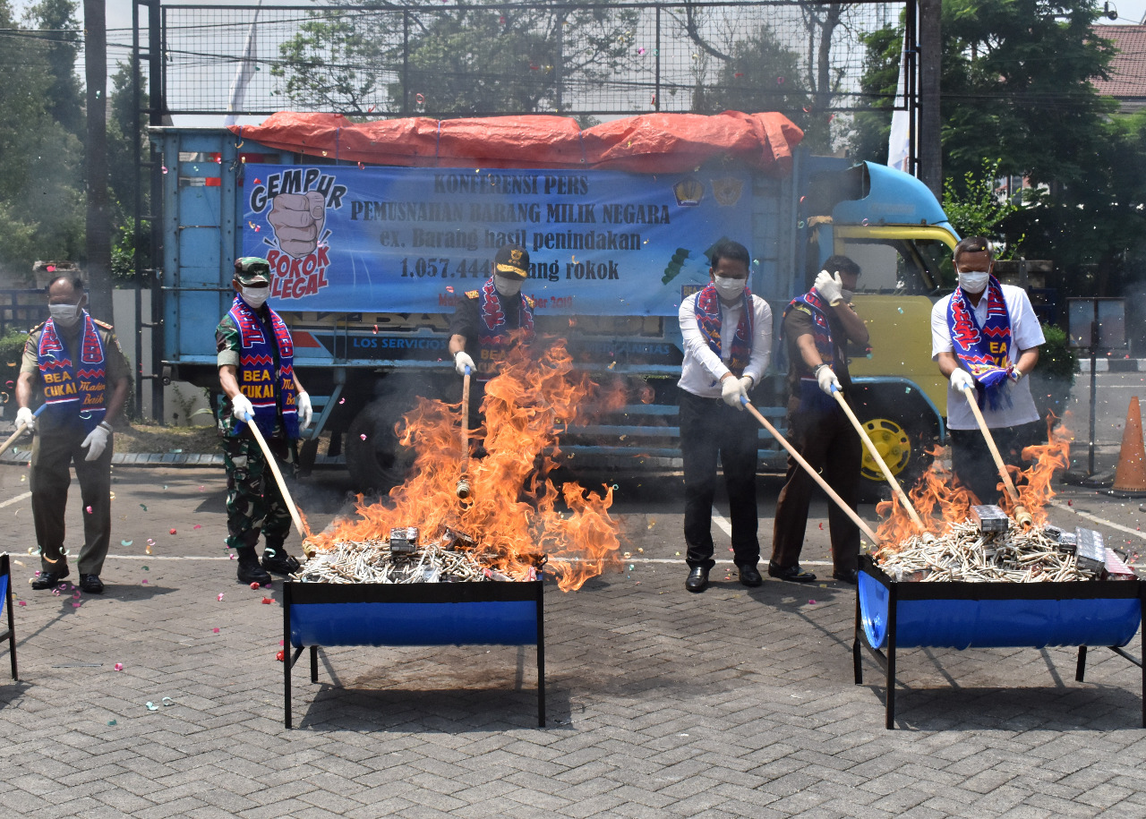 Proses pemusnahan jutaan batang rokok ilegal oleh  Direktorat Jendral Bea Cukai Kantor Wilayah (Kanwil) Jawa Timur II, Kota Malang. (Foto: Istimewa)