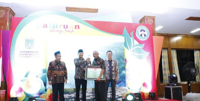 Bupati Pasuruan saat memberikan penghargaan kepada OPD terbaik. (Foto: Dok Humas)