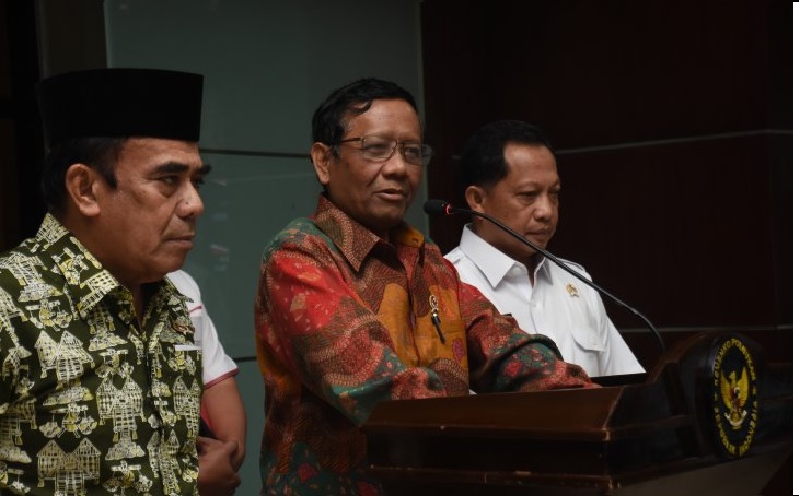 Menteri Agama Fachrul Razi saat mendampingi Menko Polhukam bersama Menteri Dalam Neger Tito Karnavian. (Foto: Antara)