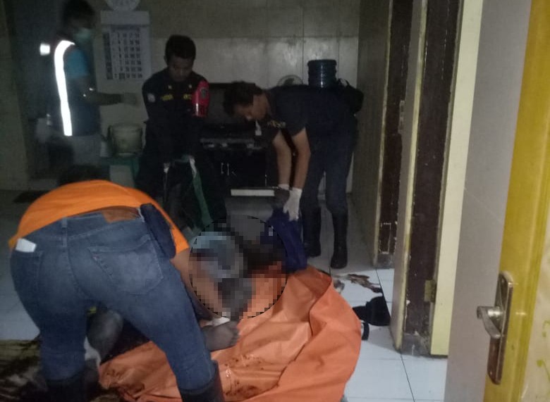 Evakuasi jenazah pria membusuk di Sambiroto, Kecamatan Sambikerep, Surabaya. (Foto: Istimewa)