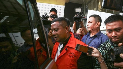 Mantan Bupati Mojokerto Mustofa Kemal Pasa (MKP), mengenakan rompi oranye khas tahanan Komisi Pemberantasan Korupsi (KPK). (Foto: Istimewa)