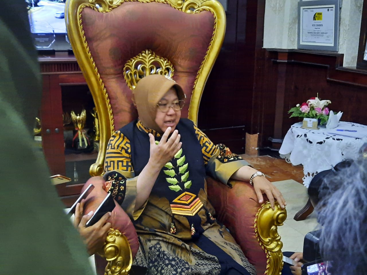 Wali Kota Surabaya Tri Rismaharini saat berbincang dengan awak media. (Foto: Alief/ngopibareng.id)