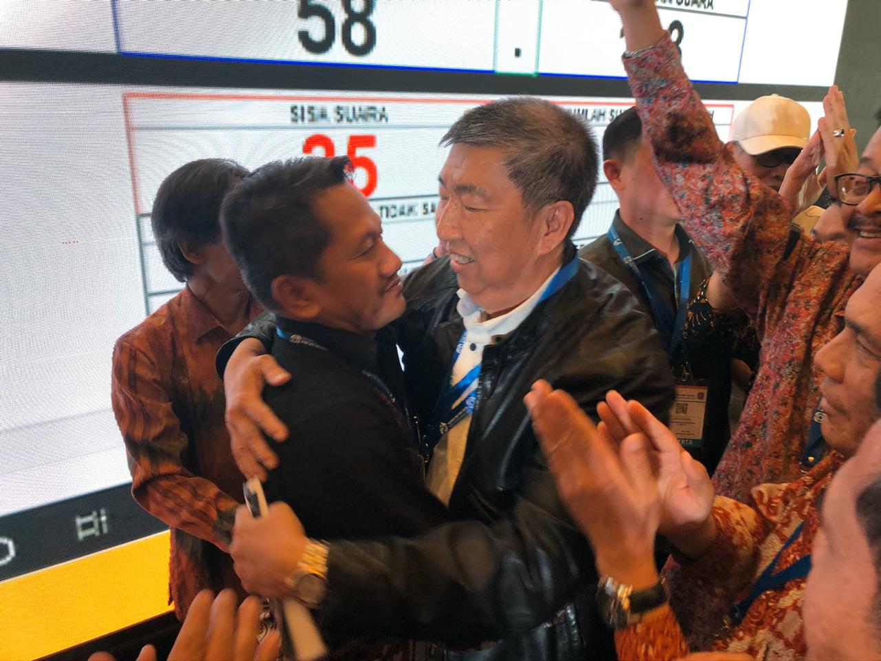 Ketua Umum Dewan Pimpinan Pusat Real Estate Indonesia (DPP REI) Paulus Totok Lusida (kanan) menyalami dan merangkul pesaingnya, Joko Suranto. (Foto: Istimewa)