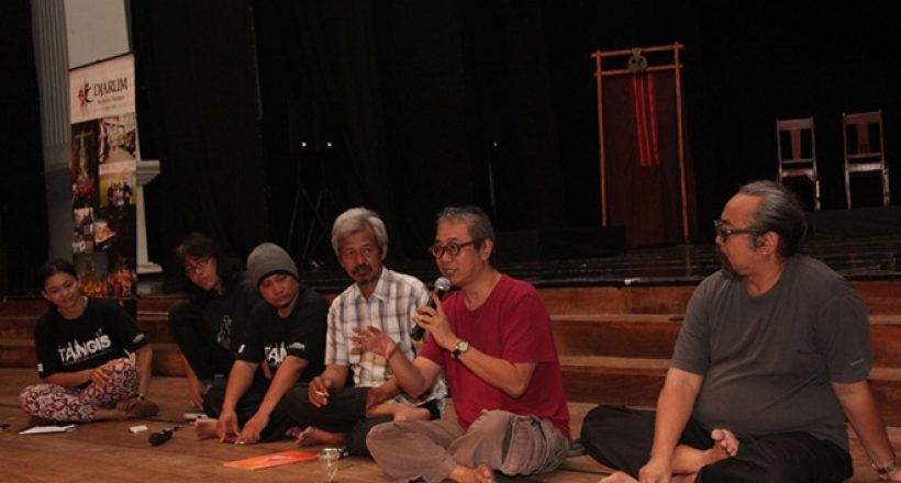 Djaduk Ferianto (kanan, almarhum) bersama Butet Kartaredjasa (pegang mic) dan Susilo Nugroho (rambut putih) dalam diskusi teater. (Foto: Istimewa)