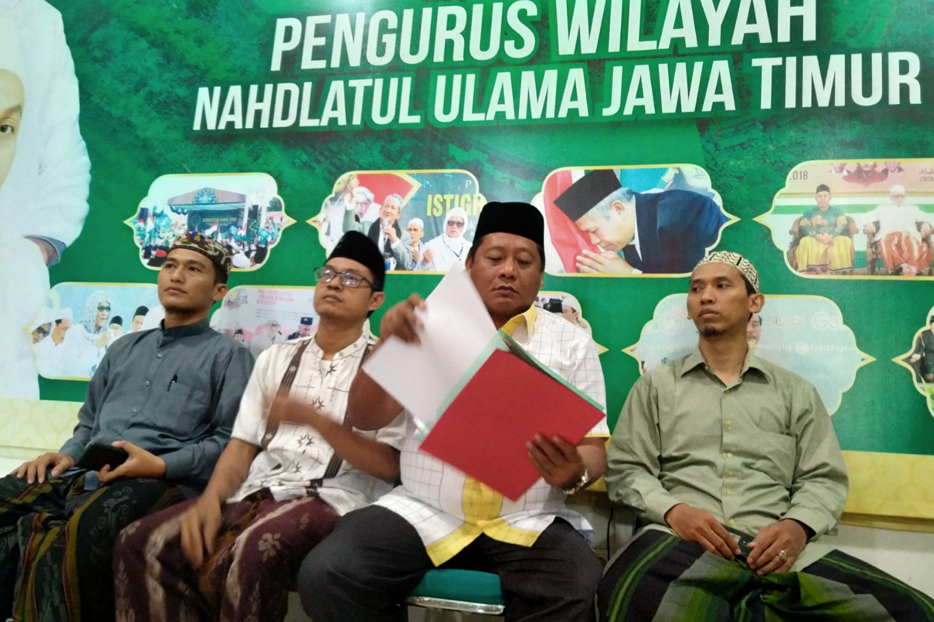 Panitia Muskerwi 1 PWNU Jatim saat menyampaikan rencana kegiatan di Gedung PWNU Jatim, Surabaya, Kamis 28 November 2019. (Foto: Fariz/ngopibareng.id)