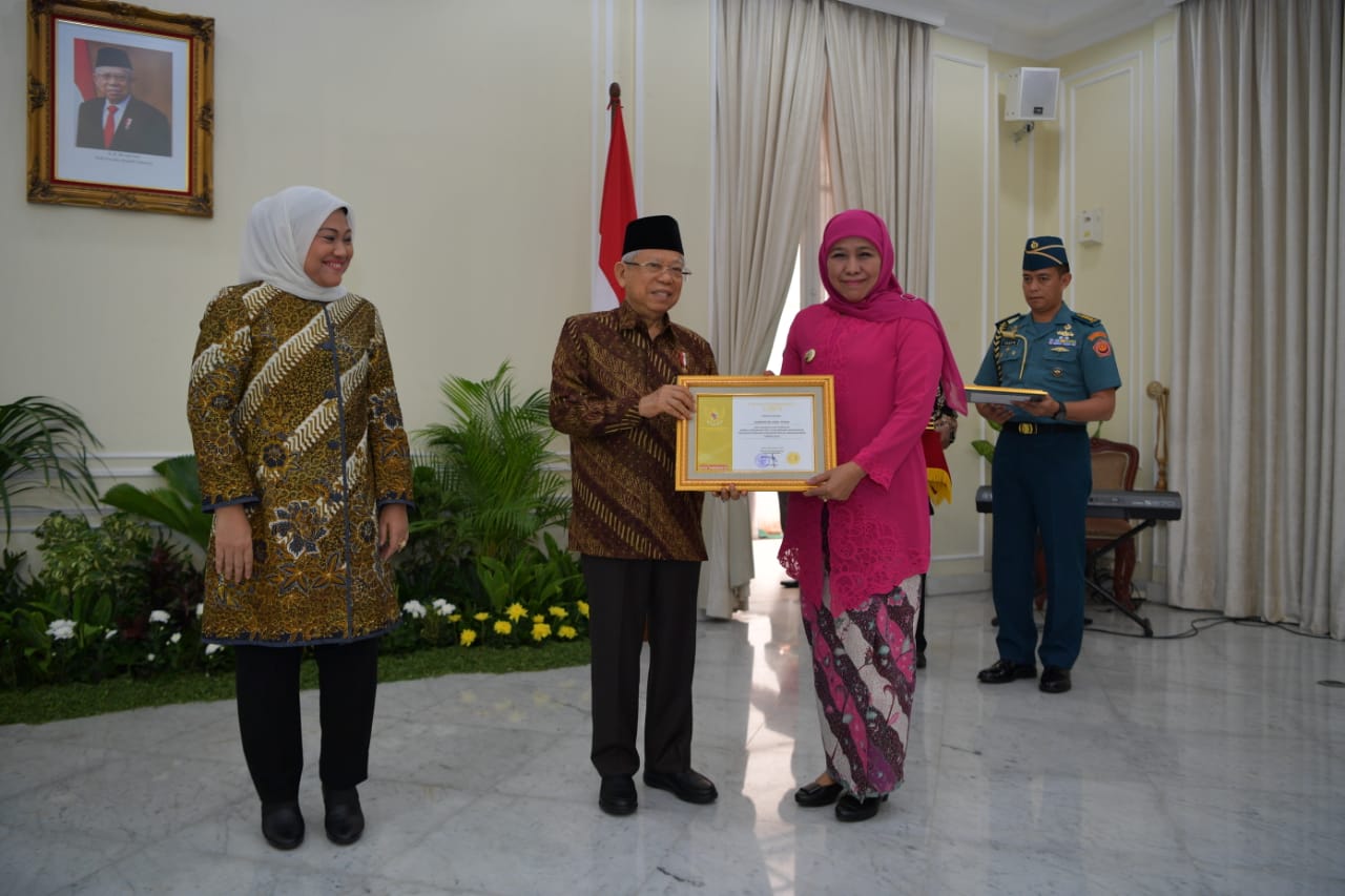 Gubernur Jatim Khofifah Indar Parawansa saat menerima penghargaan dari Wapres RI, Kyai Ma'ruf Amin. (Foto: Humas Pemprov Jatim)