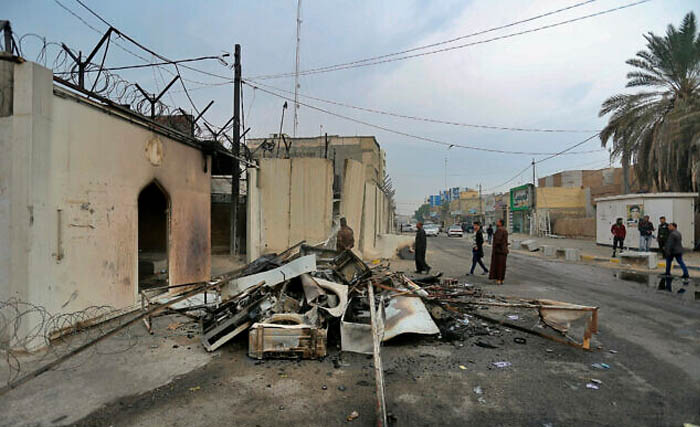 Konsulat Iran di Najaf, Irak bagian selatan usai dibakar dan dihancurkan pengunjuk rasa. (Foto:AP)