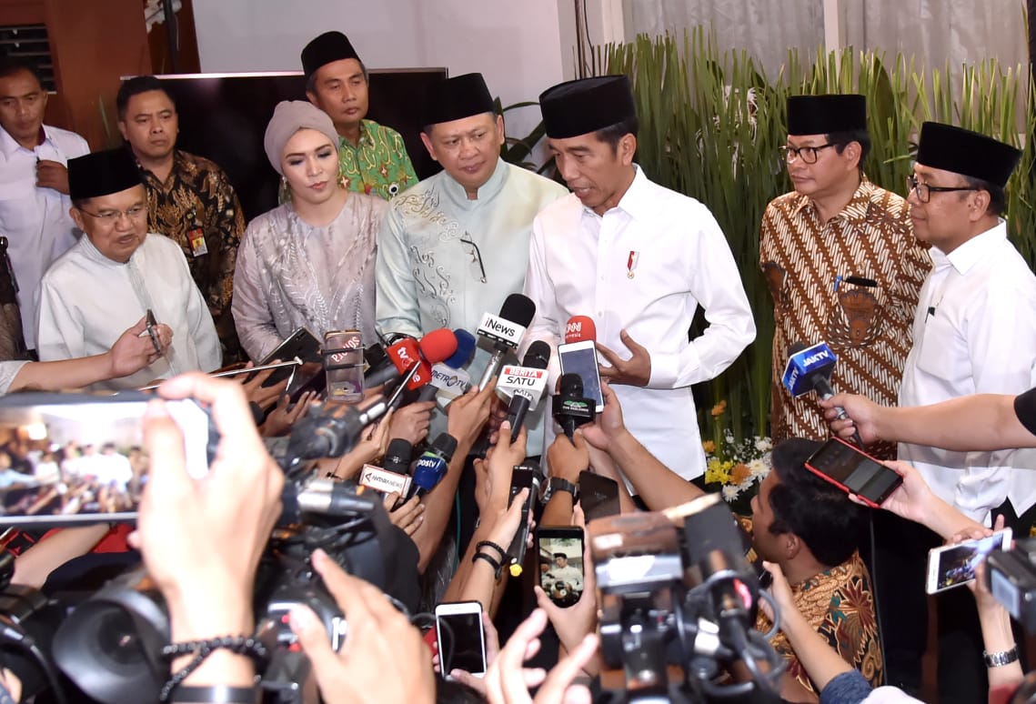 Presiden Joko Widodo bersama sejumlah politisi, termasuk Bambang Soesetyo dari Partai Golkar dan mantan Wapres Jusuf Kalla. (Foto: asm/ngopibareng.id)
