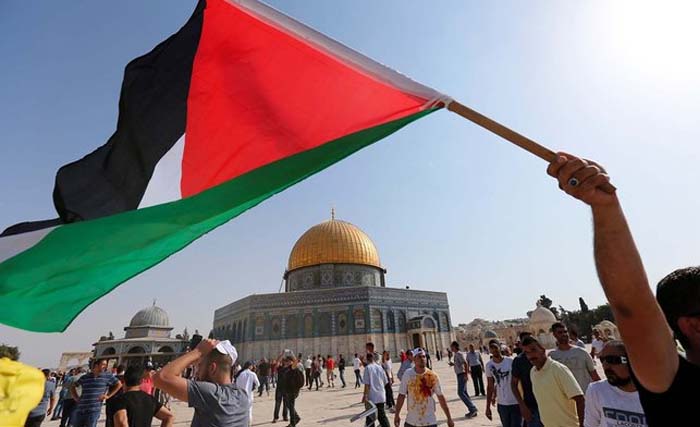 Bendera Palestina berkibar di Masjidil Aqsha, Palestina. (Foto:AP)