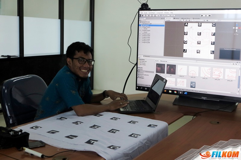 Perancang aplikasi AR Batik, Wahyu Teja saat memperlihatkan inovasinya. (Foto: Istimewa)