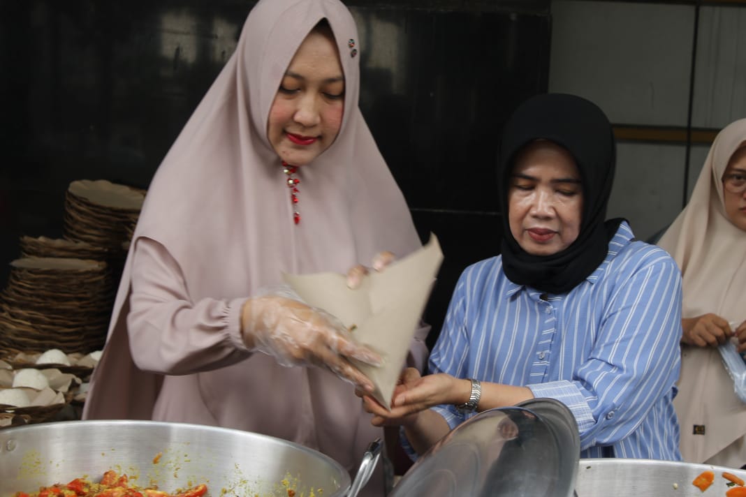 Ibu Didik Suhardi (kanan) menyiapkan makanan gratis untuk jemaah salat Jumat di Masjid Baitut Tholibin di kantor Kementerian Pendidikan dan Kebudayaan (Kemendikbud). (Foto: Asmanu/ngopibareng.id)