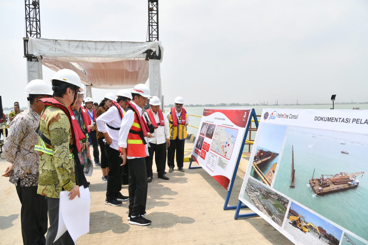 Presiden Joko Widodo (Jokowi) saat meninjau proyek pembangunan pelabuhan Patemban Subang, Jawa Barat. (Foto: Setpres)