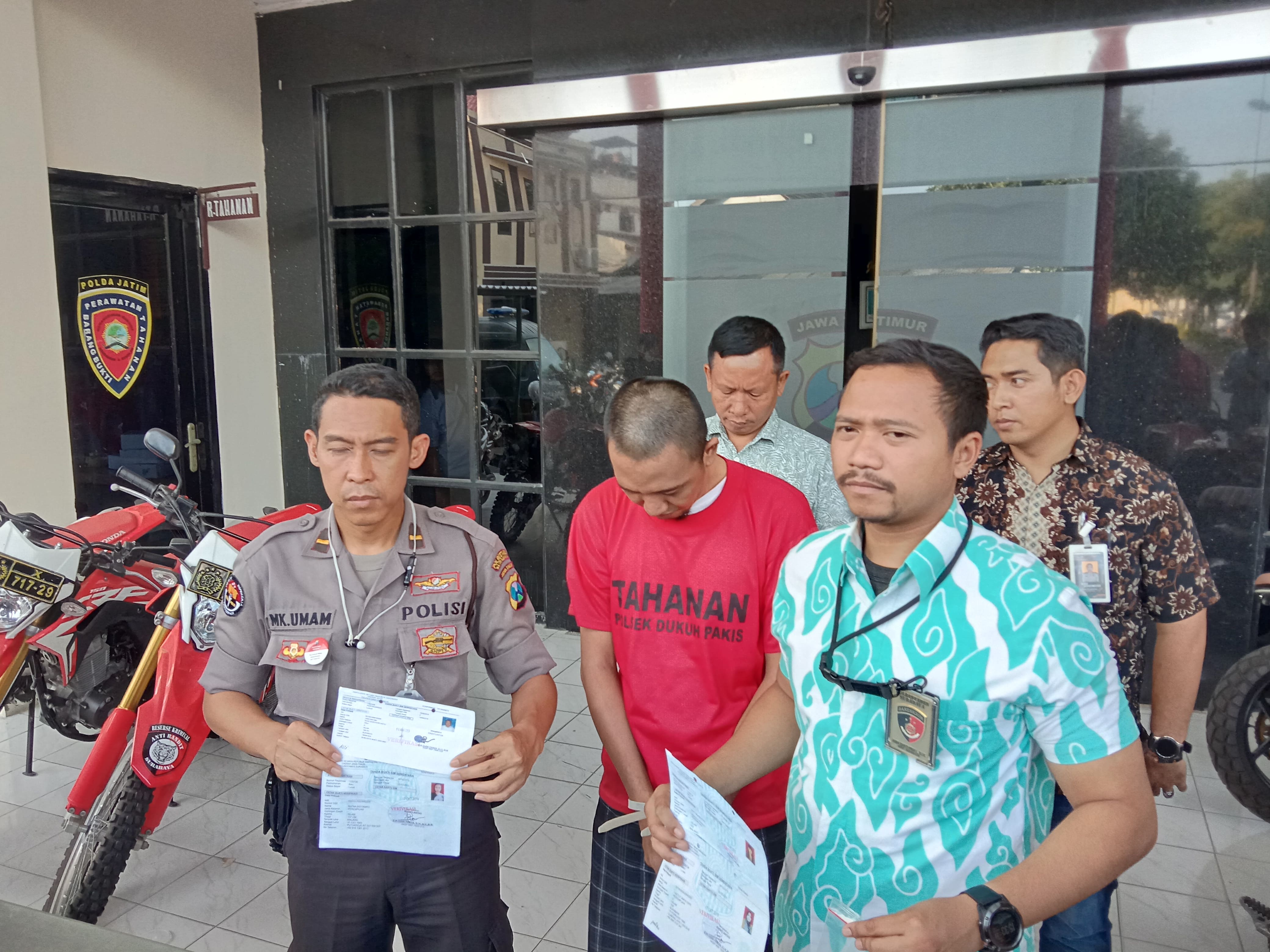 Kanit Reskrim Polrestabes Surabaya, Iptu Bima Sakti saat ungkap kasus SIM palsu. (Foto: Faiq/ngopibareng.id) 