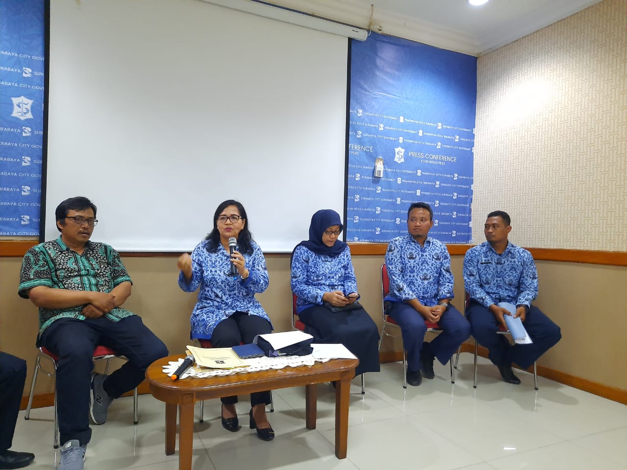 Kepala Dinas Perdagangan (Disdag) Kota Surabaya, Wiwiek Widayati (berjilbab), saat menjelaskan acara Mlaku-mlaku nang Tunjungan 2019. (Foto: Alief/ngopibareng.id)