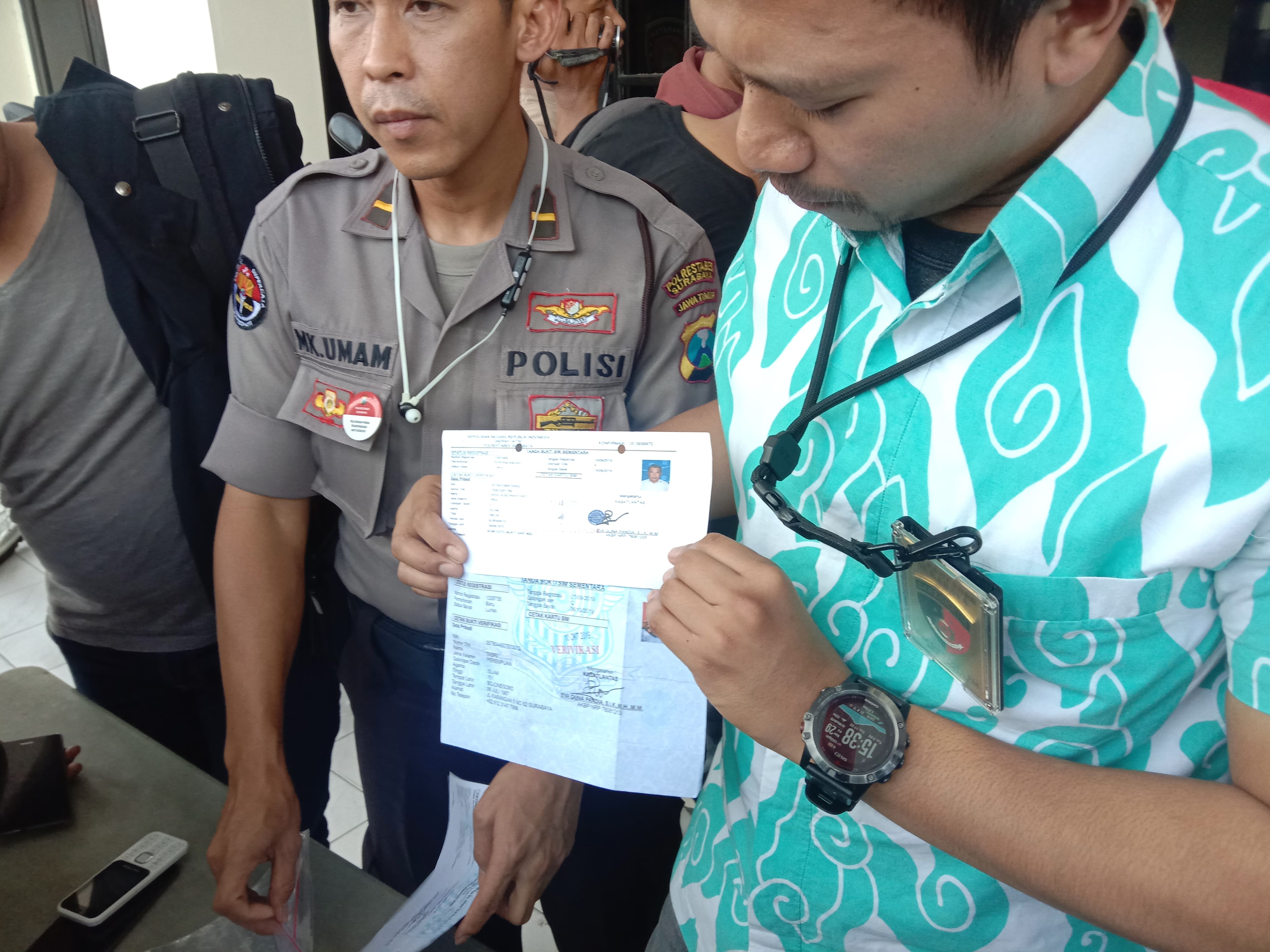 Kanit Reskrim Polrestabes Surabaya, Iptu Bima Sakti saat menunjukkan blangko pembuatan SIM palsu. (Foto: Faiq/ngopibareng.id)