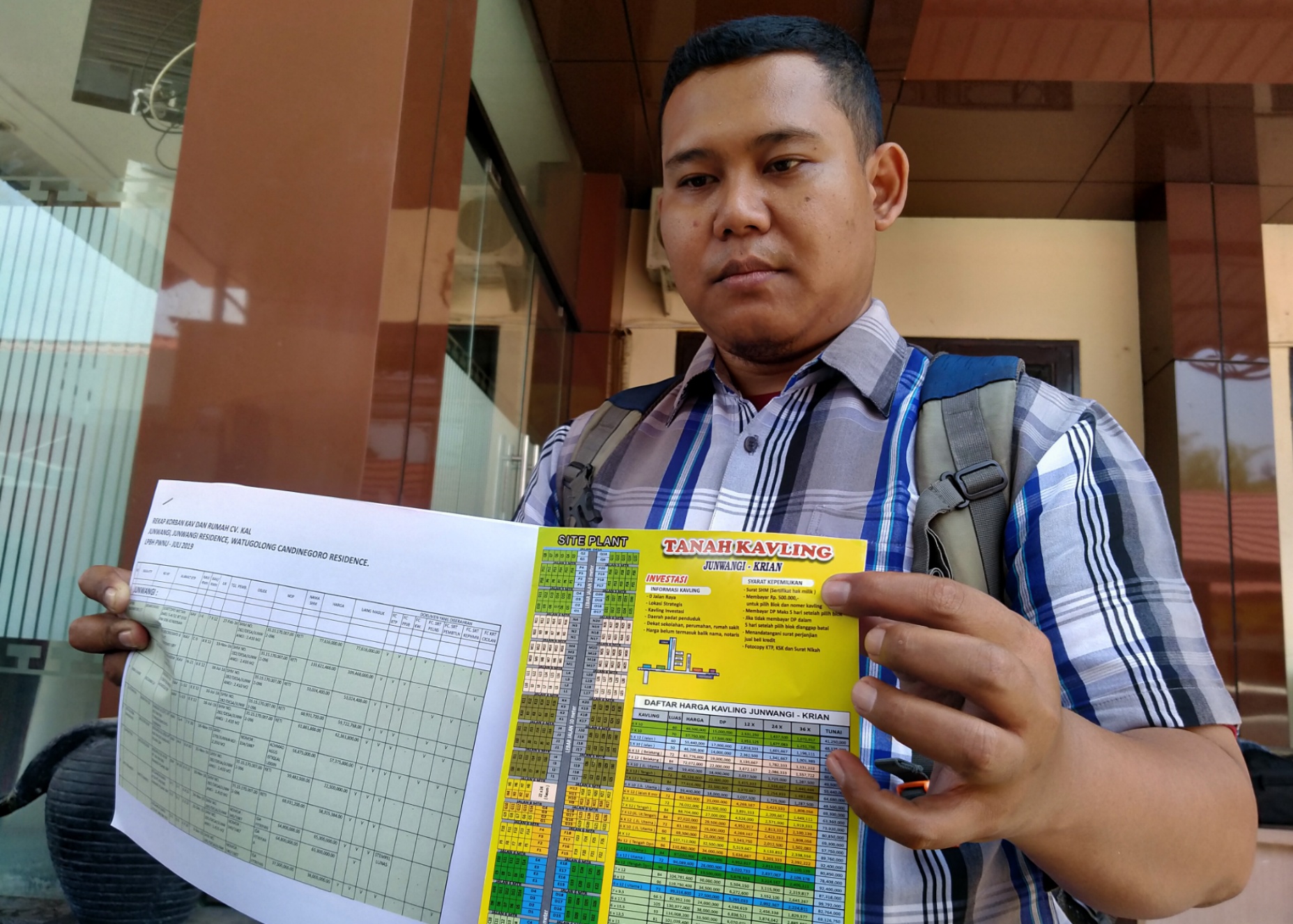 Salah satu korban, Debby Sugiarto saat menunjukkan barang bukti ketika melapor di Ditreskrimum Polda Jatim, Surabaya. (Foto: Fariz/ngopibareng.id)