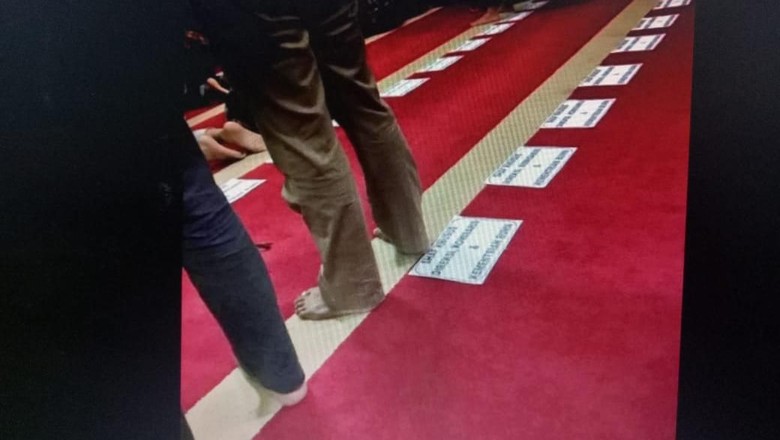 Karpet di masjid tertulis 'Shaf Khusus Direksi, Komisaris & Kementerian BUMN'. (Foto: Twitter @AREAJULID)