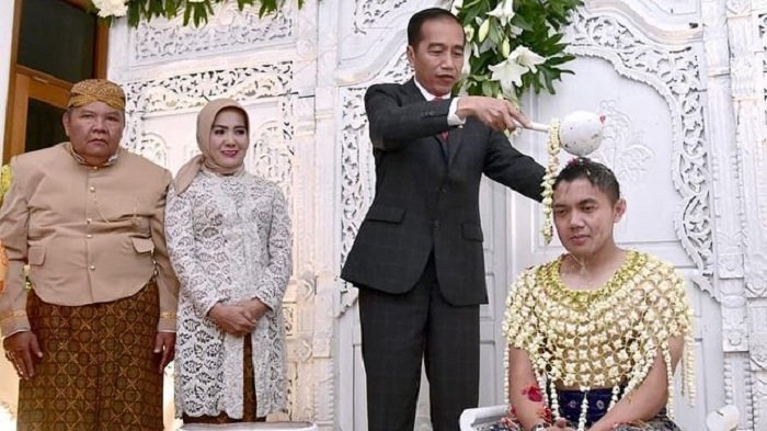 Presiden Joko Widodo (Jokowi) saat melakukan proses siraman jelang pernikahan ajudannya, Kapten Teddy Indra Wijaya pada 2018. (Foto: Instagram @suhartono323)