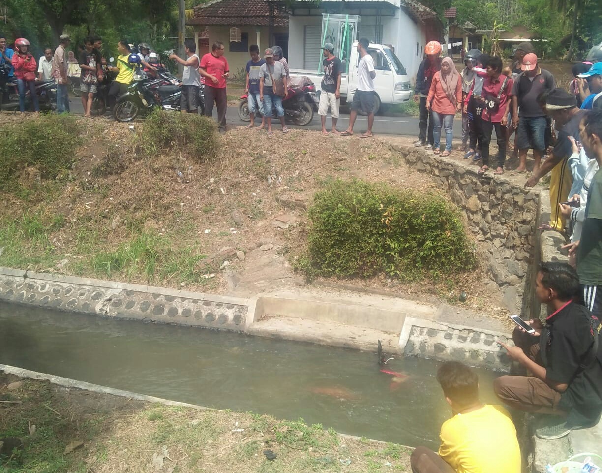 Warga berkerumun di sekitar sungai tempat korban ditemukan dalam keadaan tidak bernyawa (foto : Istimewa)