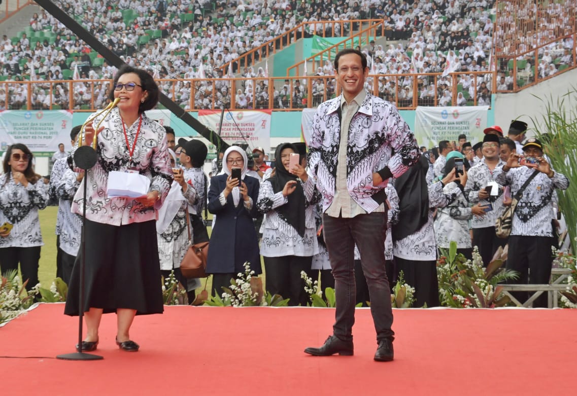 Mendibud Nadiem Makarim saat hadiri peringatan Hari Guru Nasional di Stadion Wibawa Mukti, Bekasi, Sabtu, 30 November 2019. (Foto: Asmanu/ngopibareng.id)