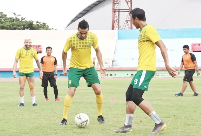 Bek Persebaya, Otavio Dutra saat latihan di Stadion Gelora Delta Sidoarjo, Sabtu 30 November 2019. (Foto: Haris/ngopibareng.id)
