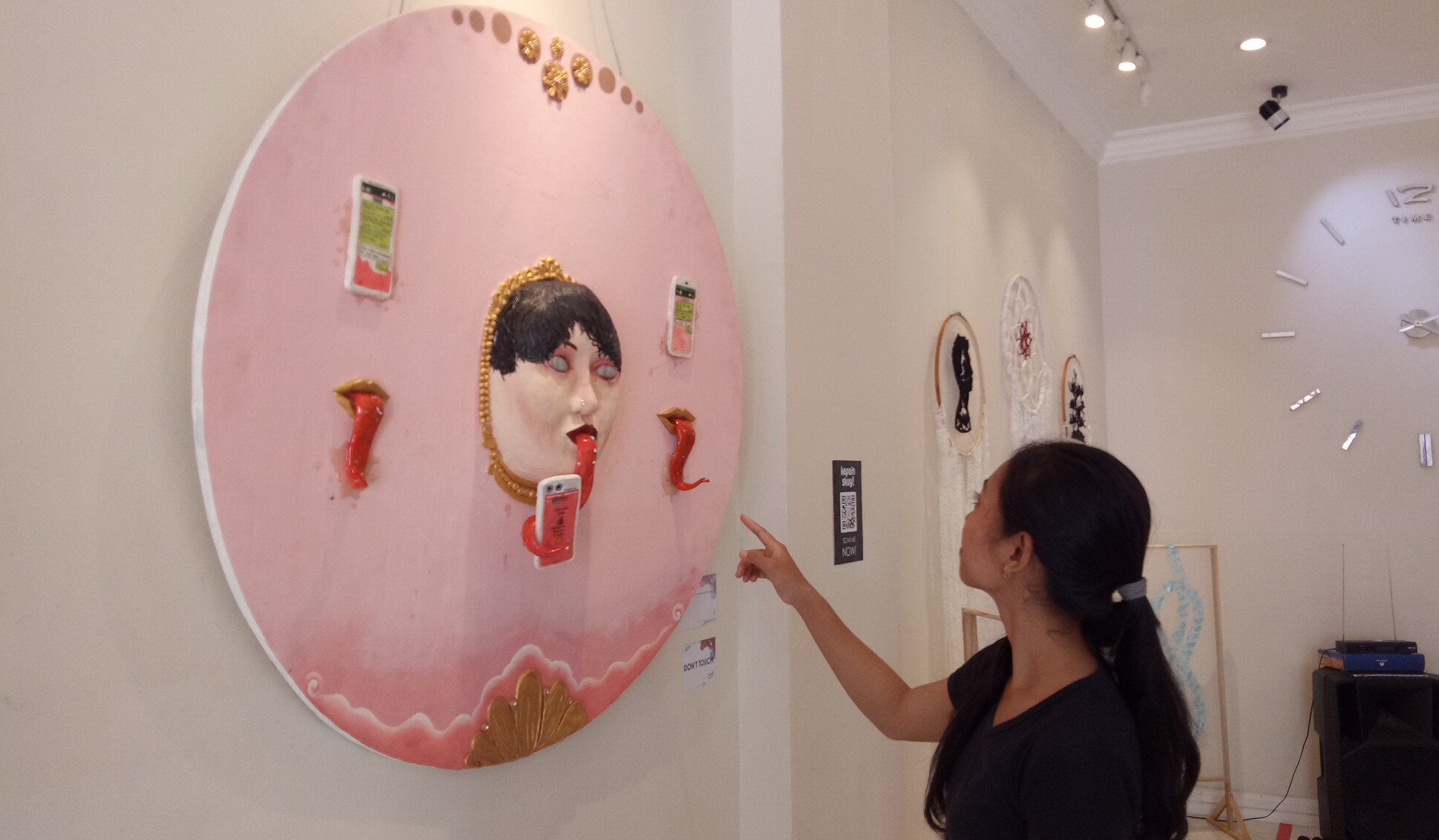 Karya Febriana yang berjudul lidah dan gawai dalam pameran seni Aurart. (Foto: Pita/Ngopibareng.id)