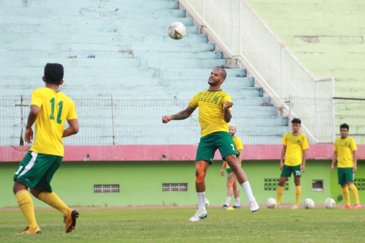 Skuad Persebaya tengah bersiap hadapi Madura United besok. (Foto: Haris/ngopibareng.id)