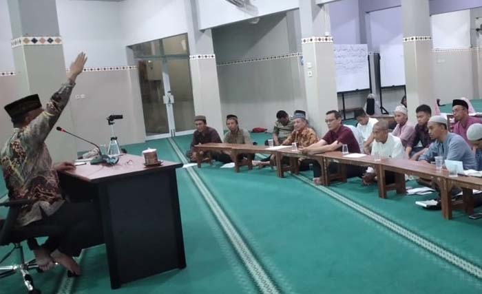 Anwar Hudijono saat halaqah di Masjid At Taqwa, SMP Muhammadiyah 1 Sidoarjo. (Foto:Istimewa)