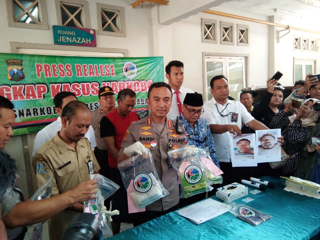 Kapolrestabes Surabaya Kombes Sandi Nugroho saat memamerkan barang bukti shabu yang berhasil diamankan polisi. (Foto: Faiq/ngopibareng.id)